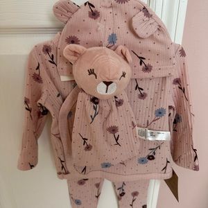 Dream Gro New infant Outfit 3-6 Months.